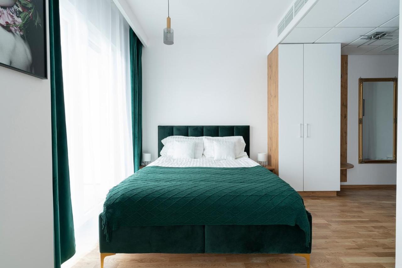 Apartamenty Wola Tower Varşovia Exterior foto