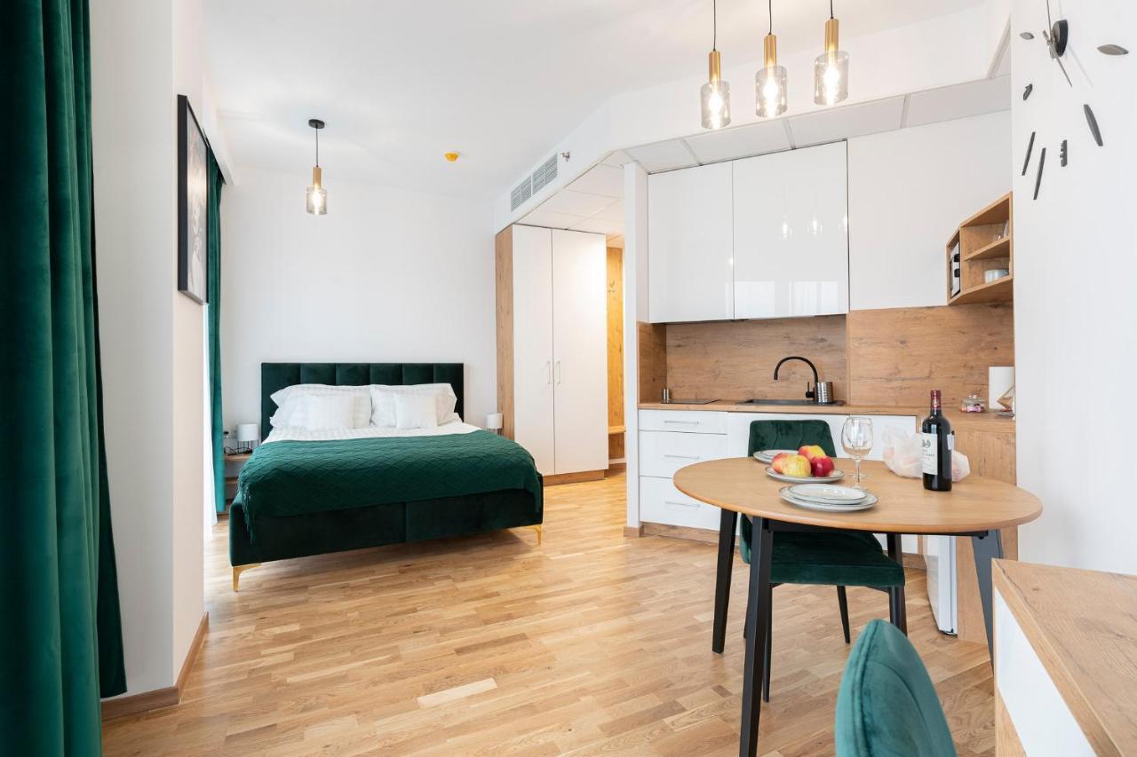 Apartamenty Wola Tower Varşovia Exterior foto
