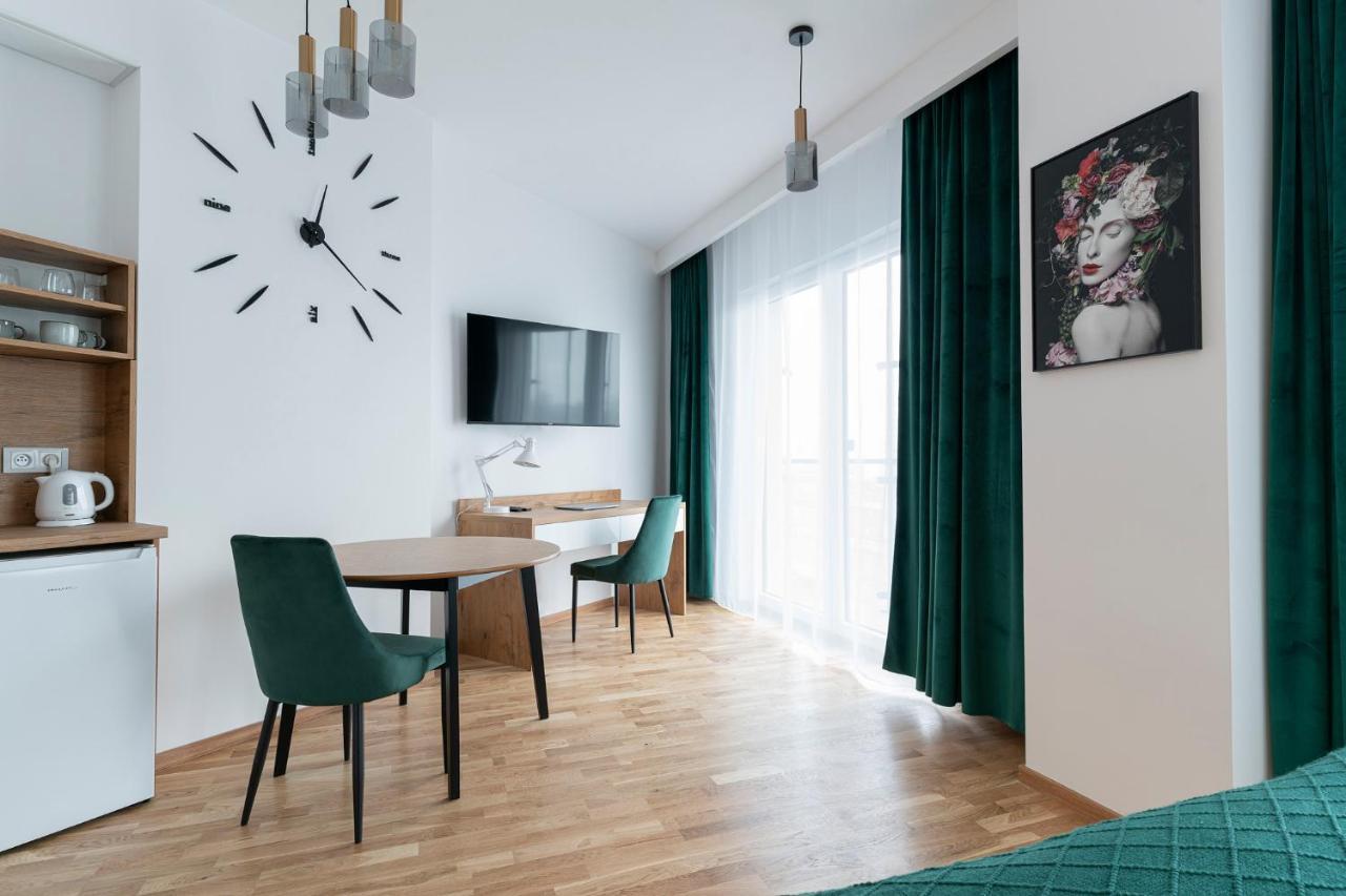 Apartamenty Wola Tower Varşovia Exterior foto
