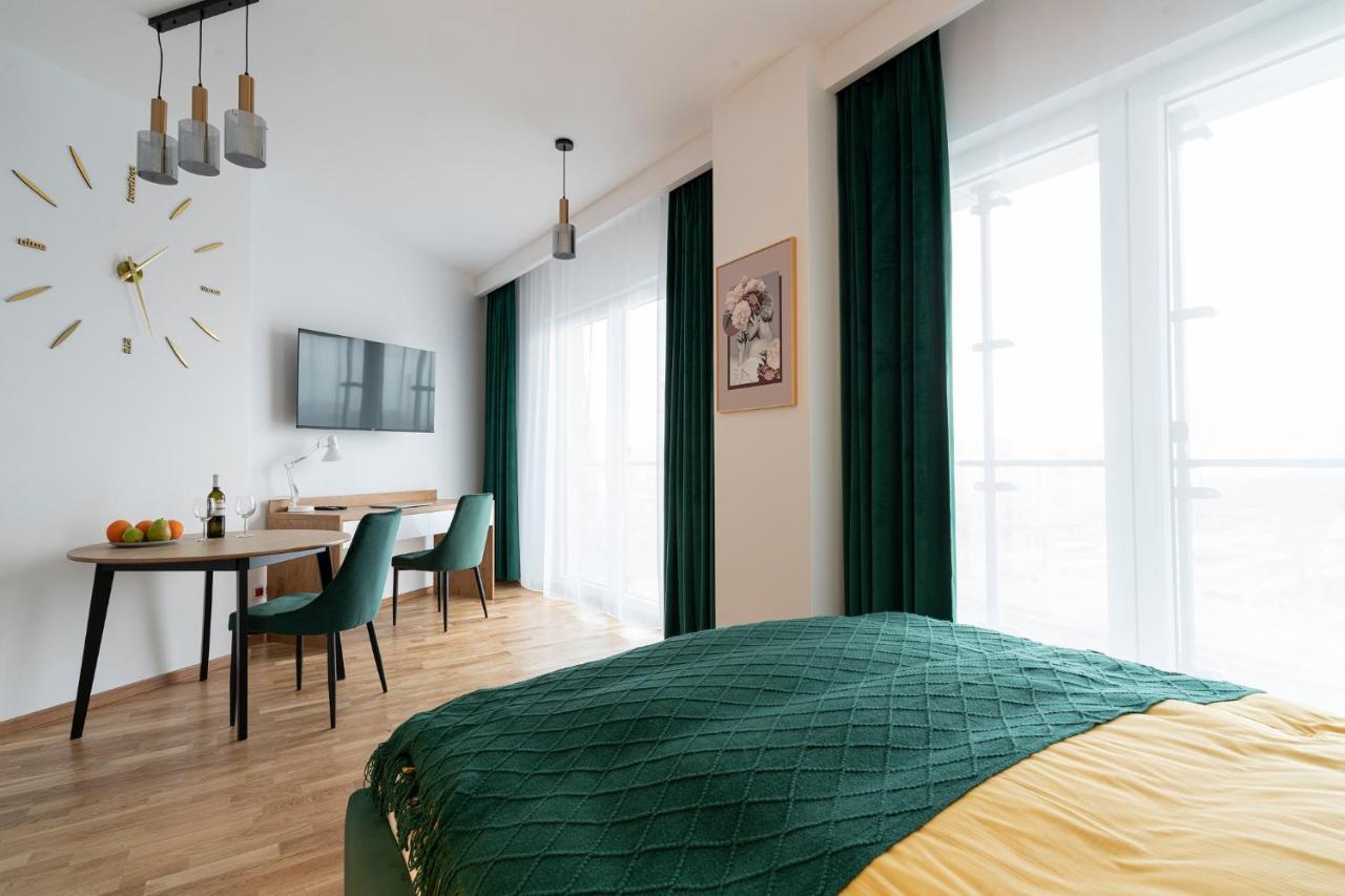 Apartamenty Wola Tower Varşovia Exterior foto