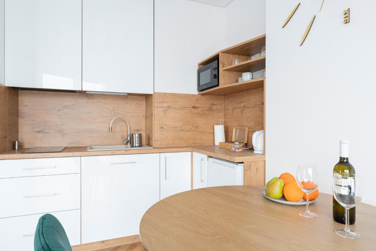 Apartamenty Wola Tower Varşovia Exterior foto