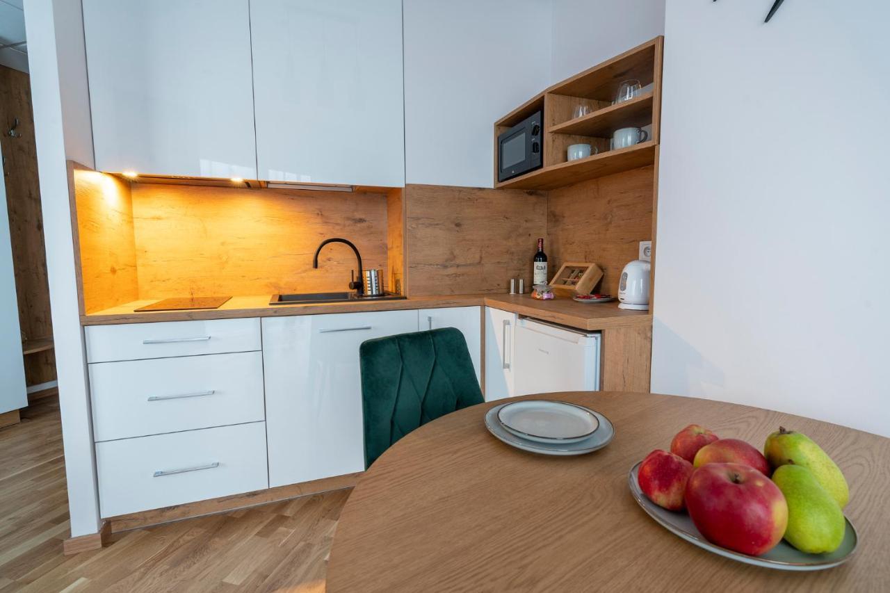 Apartamenty Wola Tower Varşovia Exterior foto