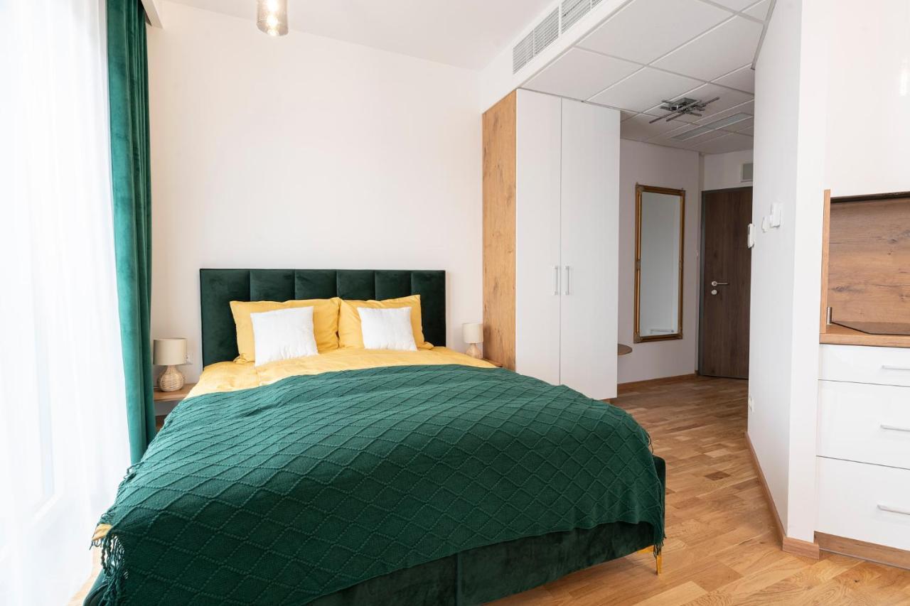 Apartamenty Wola Tower Varşovia Exterior foto