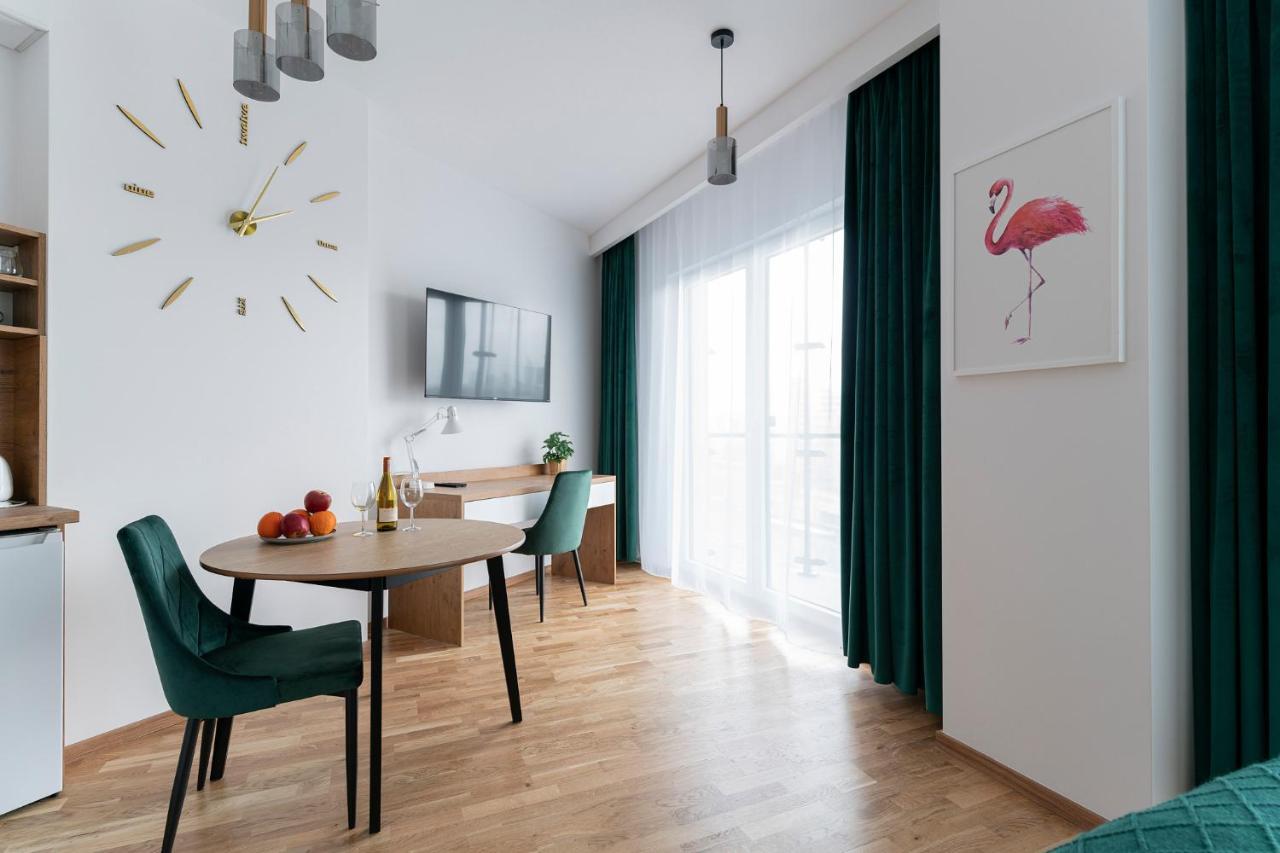Apartamenty Wola Tower Varşovia Exterior foto