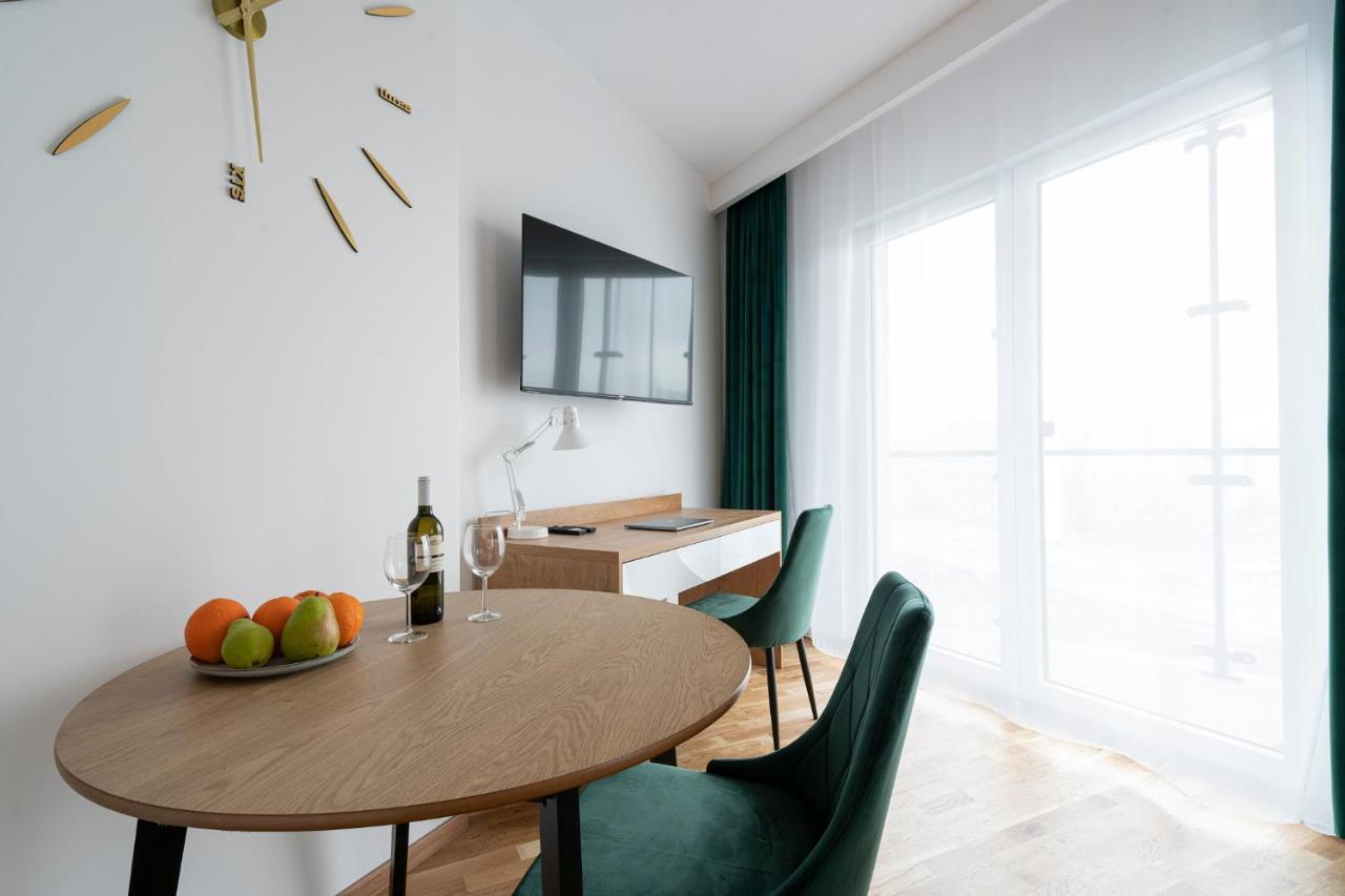 Apartamenty Wola Tower Varşovia Exterior foto