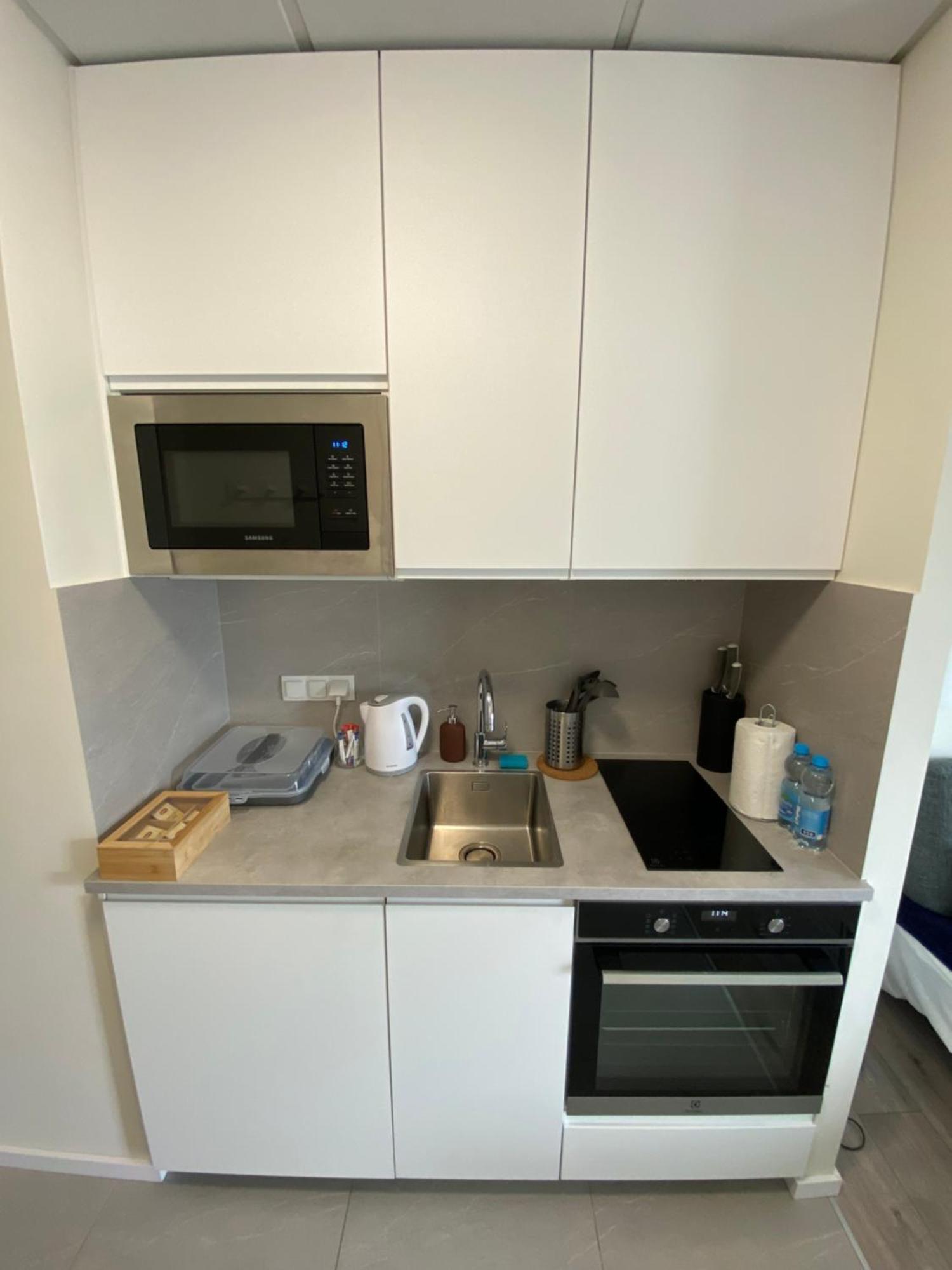 Apartamenty Wola Tower Varşovia Exterior foto