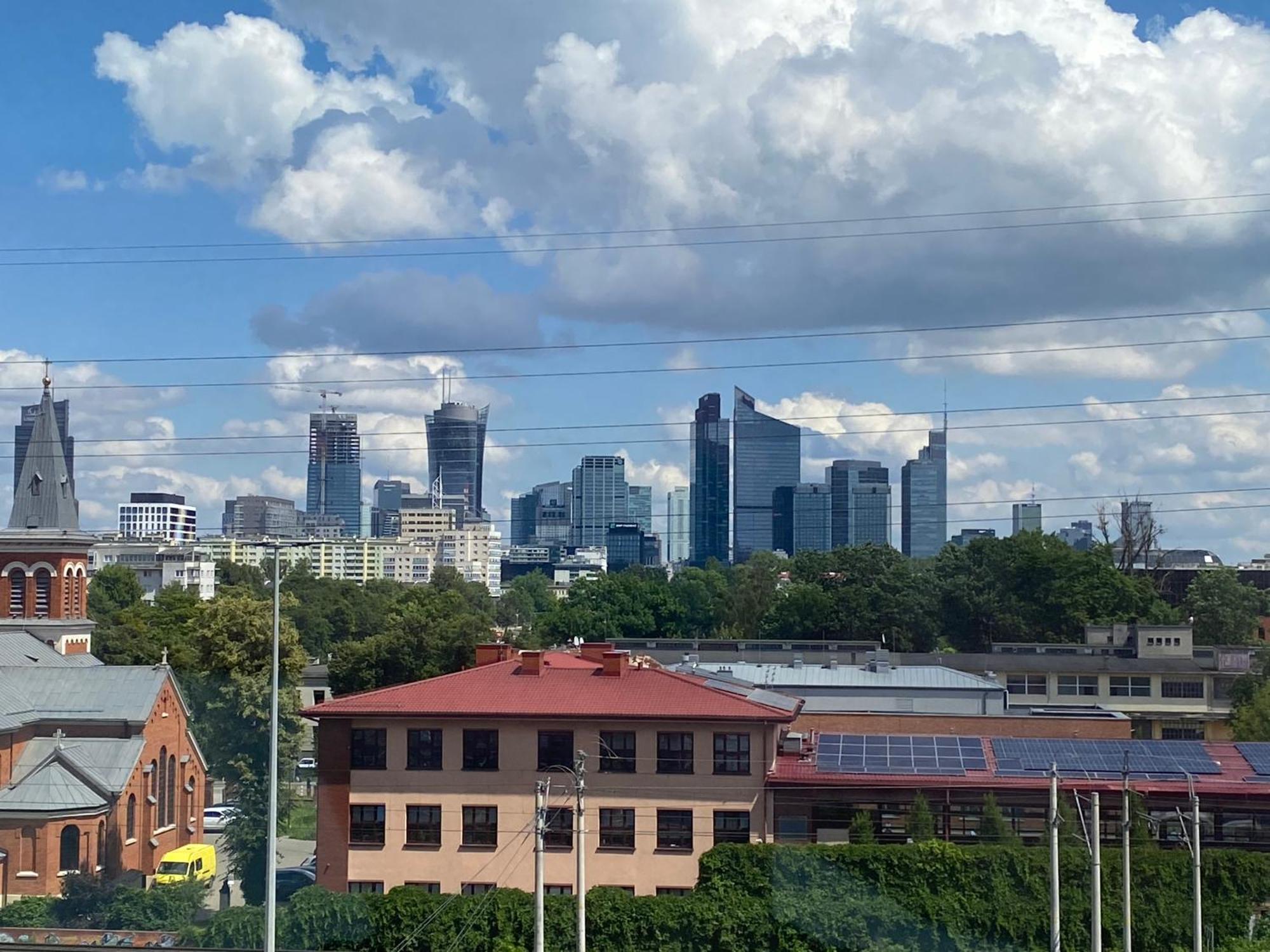Apartamenty Wola Tower Varşovia Exterior foto
