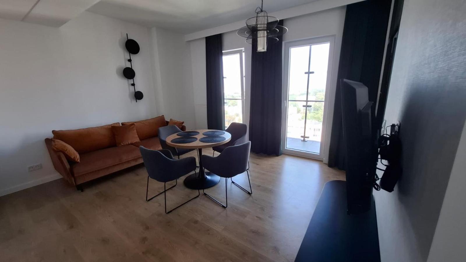 Apartamenty Wola Tower Varşovia Exterior foto