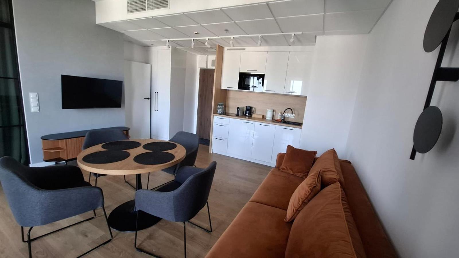 Apartamenty Wola Tower Varşovia Exterior foto
